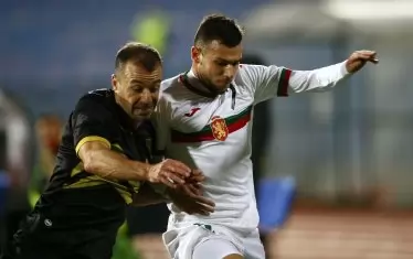  Доминик Янков (вдясно) бе един от тримата млади играчи заедно с Георги Йомов и Валентин Антов, които предишният селекционер Георги Дерменджиев бе започнал да налага.