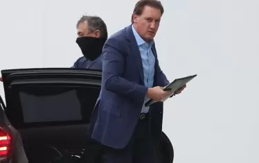  Собственикът на "Лудогорец" и член на Изпълкома на БФС Кирил Домусчиев хвърля поглед към чакащите репортери преди началото на днешното заседание.