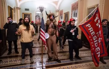  Джейк Анджели, известен като „шаманът на конспиративното движение QAnon“, се чувства предаден от бившия президент Тръмп. 