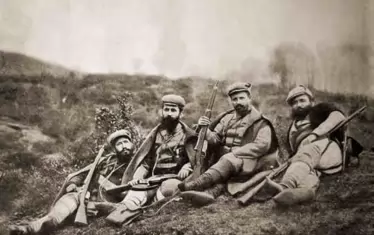 Отляво надясно: Мише Развигоров, Даме Груев, Ефрем Чучков и Атанас Димитров-Бабата на Скопския конгрес на ВМОРО (1905 г.). („Баба” в случая е турската дума за „баща”.)