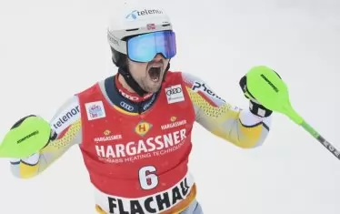 Норвежецът Себастиан Фос-Солевааг не е на себе си от радост, след като е разбрал, че записва първа победа в кариерата си за Световната купа.