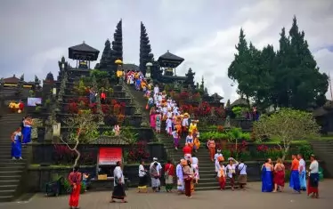 Входът на храма Бесаки, Бали, Индонезия.


