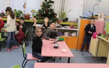 Много "технически" детайли около оценката за дисциплина също не са ясни - какви ще са компонентите й, ще включва ли тя например идване навреме в клас, всеки учител по всеки предмет ли ще може да я пише, или само класния в края на срока, как ще се гарантира обективността й, ако един учител толерира едно поведение, а друг - съвсем друго, и т.н.?