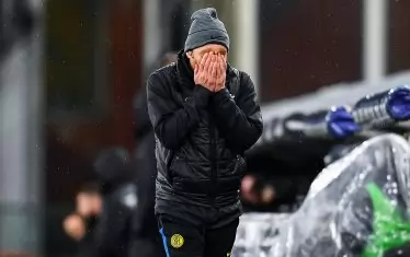 Треньорът на "Интер" Антонио Конте се държи за главата в края на мача срещу "Сампдория".