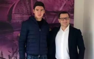Иван Андонов (вляво) заедно с футболния агент Пламен Пейчев след подписването на договора с клуба от Флоренция.