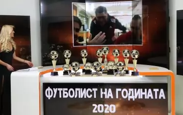 Синоптичката на bTV Натали Трифонова, която водеше церемонията за "Футболист на годината" разговаря с Мартин Камбуров (вдясно на малкия екран), обявен за най-добър нападател. До него бе главният мениджър на "ЦСКА 1948" Красимир Балъков, който бе единственият треньор, изгледал церемонията заедно с номиниран футболист.