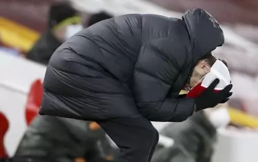 Мениджърът на "Ливърпул" Юрген Клоп се държи за главата след ситуация по време на дербито.