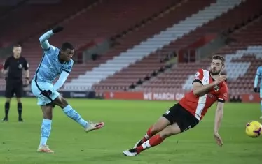 Играта с ръка на защитника на "Саутхемптън" Джак Стивънс (вдясно) след шута на Жоржиньо Вайналдум.