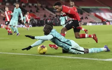 Нападателят на "Ливърпул" Садио Мане пада в наказателното поле на "Саутхемптън" след съприкосновение с Кайл Уокър-Питърс при второто положение, при което гостите поискаха дузпа.