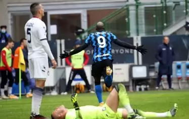  Ромелу Лукаку (№9) е разперил ръце, след като е направил резултата 4:2 за "Интер" срещу "Кротоне".