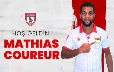  Курьор позира с екипа на "Самсунспор" след подписването на договора.