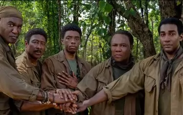 За разлика от "Ирландецът" на Скорсезе, също продукция на "Нетфликс", Спайк Лий не прави лоша услуга на своите актьори, подмладявайки ги дигитално в рестроспективните сцени. Тази фотография е единственият цифрово обработен кадър, в който те са изкуствено подмладени с 50 години.