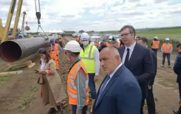 От оригиналната фотография творецът е премахнал единствената жена - медийната съветничка на Вучич Сузана Василиевич, както и по някой и друг килограм от главните действащи лица.