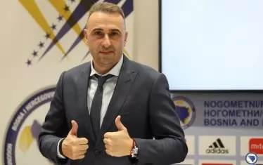 Ивайло Петев позира при представянето си като селекционер на Босна и Херцеговина