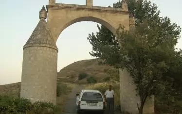  Артьом на входа към античния град Тигранакерт.