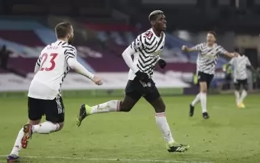 Французинът Пол Погба се радва на победния си гол.