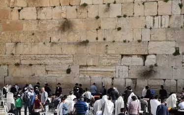 Пукнатините на Стената на плача пазят желанията на вярващи от цял свят. Дори туристи атеисти пъхват листчета между камъните, завладени от особения дух на свещеното място