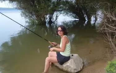 Писателката знае къде рибата кълве.