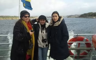 В Швеция с приятелки. Въдицата е някъде тук.