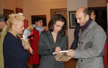 Писателката и читатели.