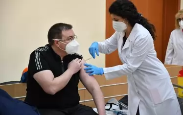  Здравният министър също бе ваксиниран повторно в присъствието на медиите.