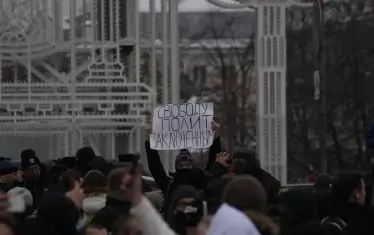  Въпреки че демонстрацията в Москва започва в 14 часа местно време, на площад Пушкин вече има няколко стотин души и полицията започна да арестува