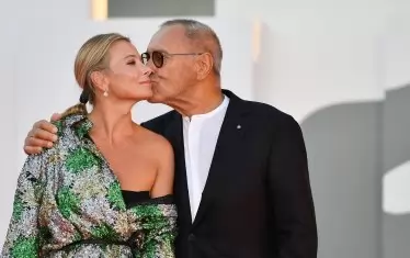 Със съпругата си Юлия Висоцка, която в последните години играе главна роля във всичките му филми. 