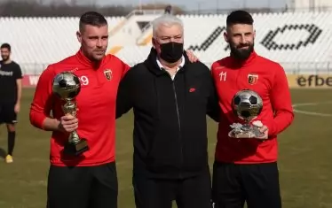 Тук е връчил награди на двама свои любимци в "Локомотив" -  на капитана Димитър Илиев (вдясно) и вратаря Мартин Луков.