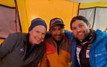 Атанас Скатов (вдясно) се снима на 26 яунари с току що завърналите се от неуспешна атака към К2 Али Садпара и Джон Снори. При офанзивата от 4-5 февруари и тримата загинаха.