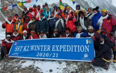 В базовия лагер поне четирима от членовете на експедицията бяха с приятелките си