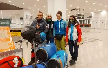 Атанас Скатов, полякът Валдемар Ковалевски и техните приятелки пристигат на летището в Исламабад