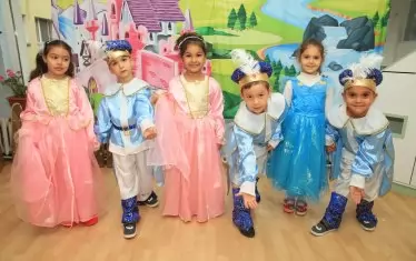 Малките артисти от Бяла Слатина репетират за големите представления.