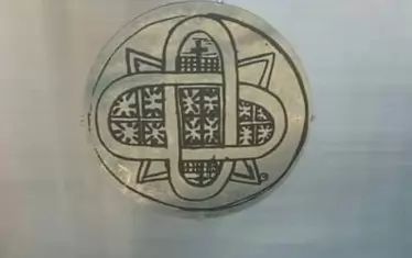  Емблемите от пиедестала на паметника.