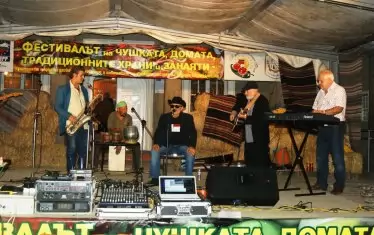 На фестивала в Куртово Конаре не се яде само лютеница. Слуша се и хубава музика. 