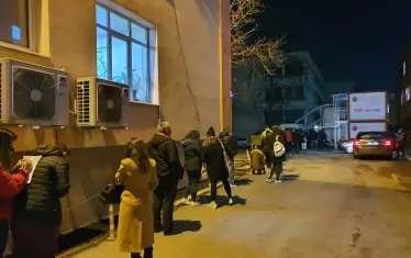  Болница "Иван Рилски" публикува снимка на хора, които по тъмно чакат за ваксинация пред открития 24-часов център. 