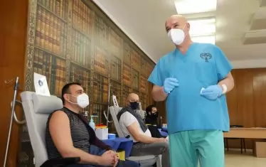  Един от генералите на народа тръгна да боцка народа.