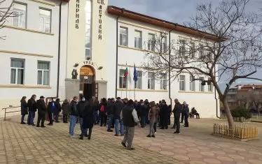 Обзор постави на изпитание властта с феноменален референдум