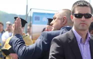  Сигурно не е много приятно, когато зад гърба ти не са хората, а държавният бодигард.