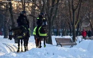  Конна полиция охранява периметъра около сградата на съда