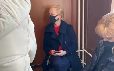  Юлия Навална очаква началото на заседанието по делото срещу Алексей Навални