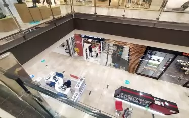  Големите търговски центрове пустеят. 