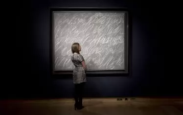  Персоналът на аукционната къща на Christie` Още една картина на Туомбли, наречена "Без заглавие" предложена на търг от „Кристис“ Лондон, през 2015 г. Очаквана цена беше 20 000 000 евро. 