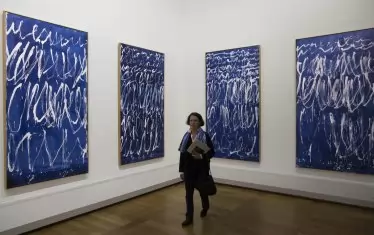 Част от серията „Без заглавие „I-IX` На Туомбли, показана в изложбата `Раждането на един музей: Лувър Абу Даби`, в Лувъра в Париж, през  2014 г. 