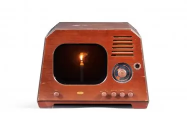  Нам Джун Пайк, „Преди света беше светлина, след света ще бъде светлина“ (1992)