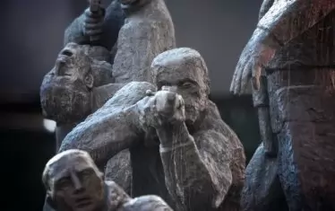 Скултурната група на Любомир Далчев пред централата на БСП на ул. „Позитано“. 