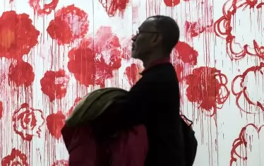 Посетител разглежда картината „Цъфтеж“ от ретроспективната изложба на американския художник Сай Туомбли в центъра Помпиду в Париж, 2016 - 2017 г. 