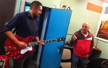  Ивайло с един от менторите на групата - китариста на "Остава" Георги Георгиев, основател и на лейбъла "Хомеовокс", част от който е и Jin Monic.