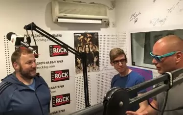  Джокич и Георги (или Жорека) са в студиото на радио "Зи Рок" заедно с водещия на предаването "Гараж" Георги Згуров - Гурко, фронтмен на "Анимационерите".