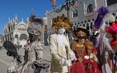 Демонстрация на костюми и маски на пустия площад Сан Марко. 