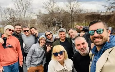  Групата по време на спонтанна среща с колегите от "Остава" и Dead Man`s Hat.